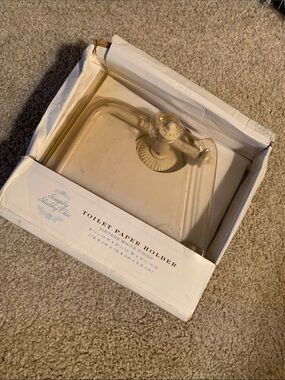 Simply Shabby Chic Toilet Paper Holder in vintage white finish 
Unused 👍🏻
